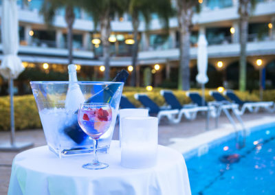 Nuestro mejor Cava a la orilla de la piscina