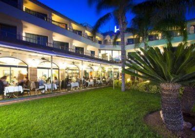 Foto de la terraza del restaurante y el jardín del hotel